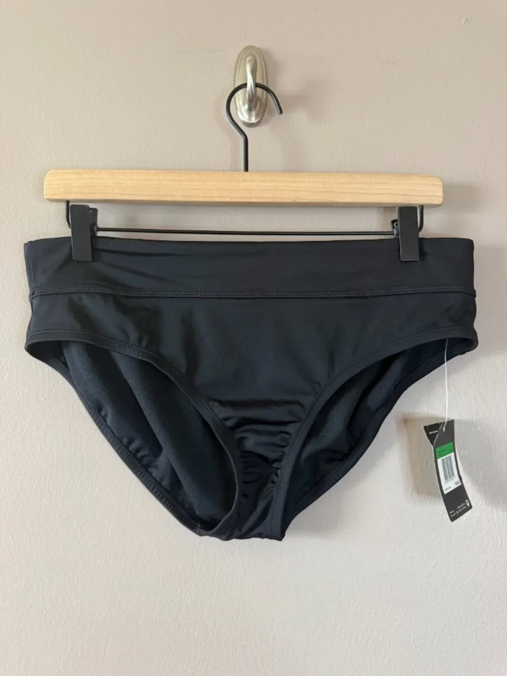 Women's L NWT Nike Essential Bikinki Swim Bottoms in black